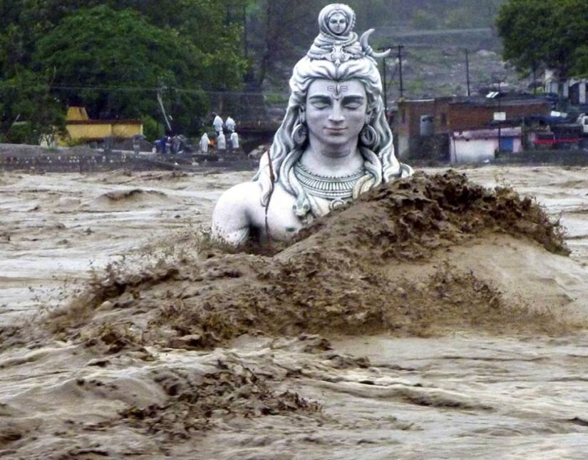 Τουλάχιστον 100 νεκροί από πλημμύρες στην Ινδία