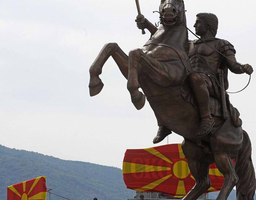 Τοποθέτηση πινακίδας στα Σκόπια: Ο Μέγας Αλέξανδρος είναι Έλληνας