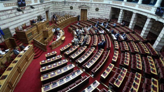 Βουλή: Υπερψηφίστηκε το νομοσχέδιο για τα διπλώματα οδήγησης