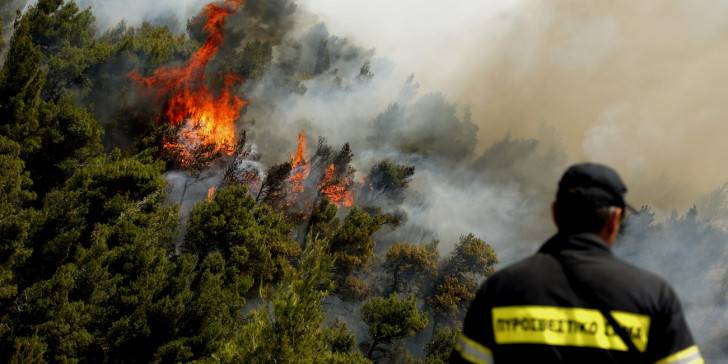 Πυρκαγιά στην Σαλαμίνα… Εκκένωση οικισμού