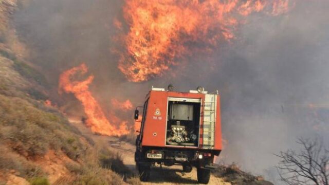 Εκκενώνονται σπίτια στη Σαρωνίδα – Σε εξέλιξη μεγάλη πυρκαγιά
