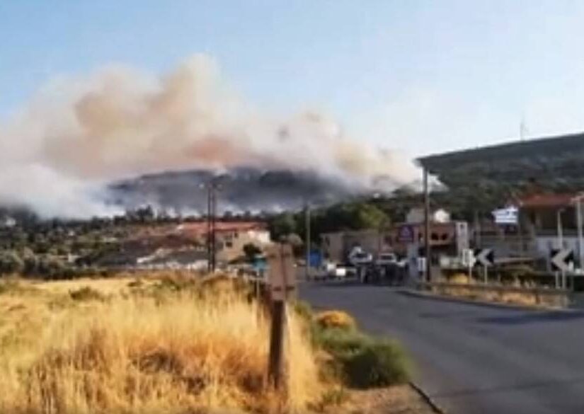 Μαίνεται η φωτιά στη Σάμο – Εκκενώθηκαν ξενοδοχεία