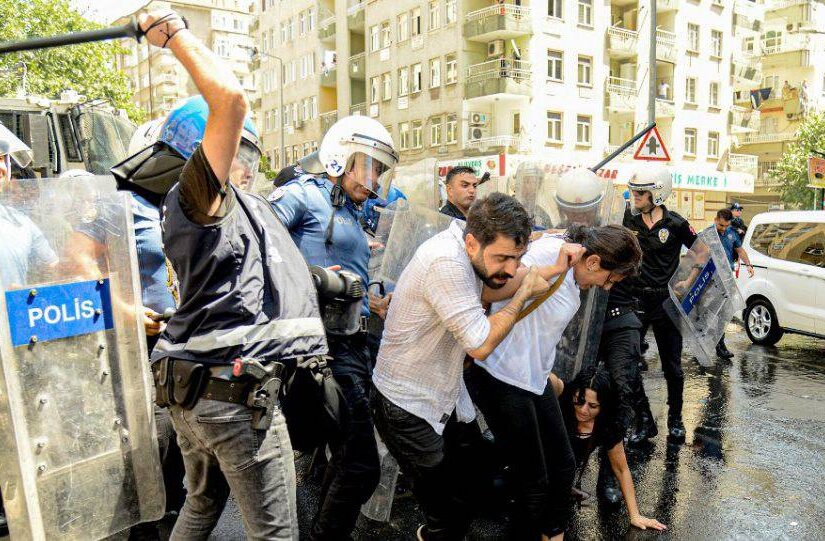 Η τουρκική αστυνομία διέλυσε διαδηλώσεις κατά της αποπομπής των Κούρδων δημάρχων