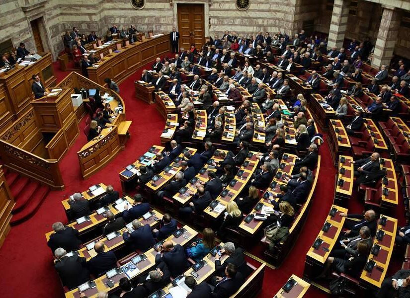 Κορονοϊός: Κόντρα ΝΔ και ΣΥΡΙΖΑ στη Βουλή για τα οικονομικά μέτρα