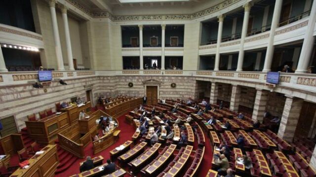 “Τίναξαν στον αέρα” τη Βουλή οι τροπολογίες του υπουργού Εργασίας