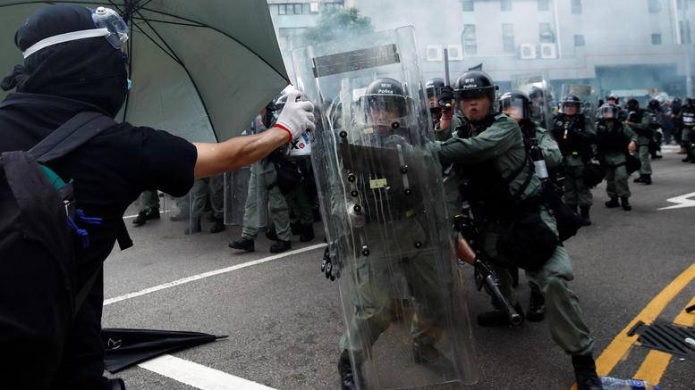 Διαδηλωτές επιχείρησαν αποκλεισμό του αεροδρομίου του Χονγκ Κονγκ