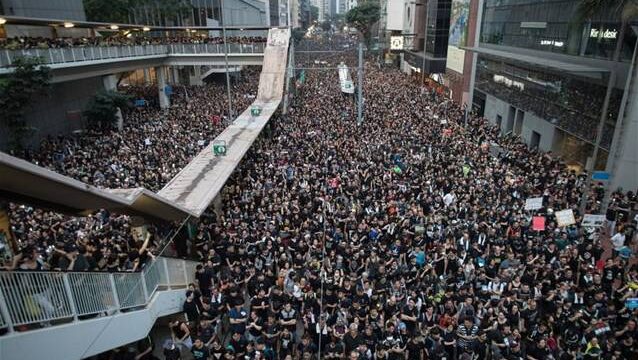 Ομοβροντία δακρυγόνων κατά διαδηλωτών στο Χονγκ Κονγκ