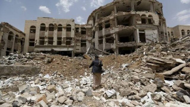 32 οι νεκροί από επίθεση σε στρατιωτική παρέλαση στην Υεμένη