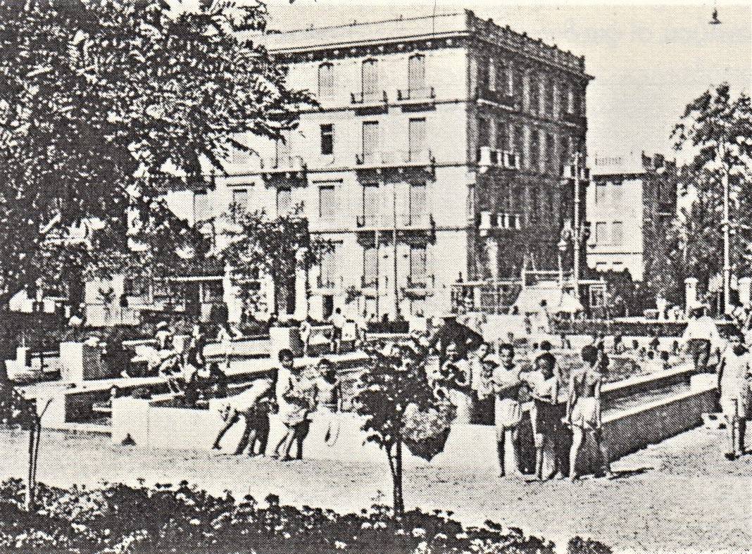Παιδόκοσμος στη δεξαμενή του Δήμου Αθηναίων, γωνία Αλεξάνδρας και Πατησίων, το 1933