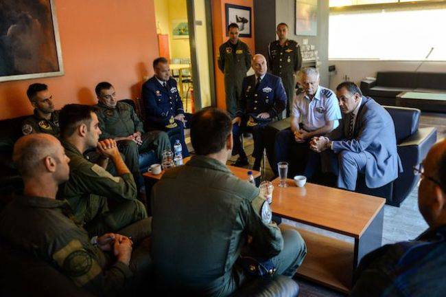 Παναγιωτόπουλος: Συνάντησε τους πιλότους των πυροσβεστικών αεροσκαφών