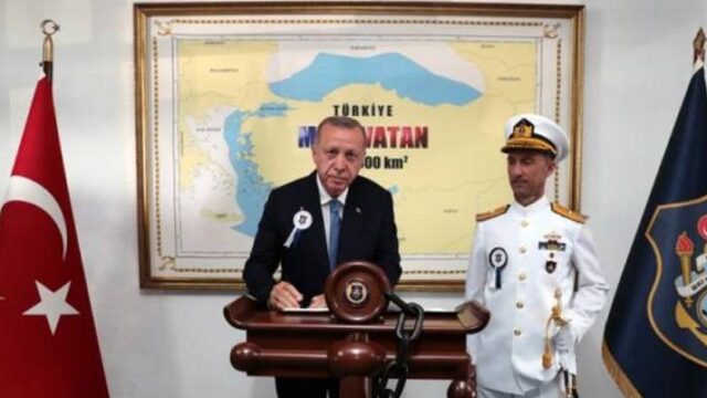 Ο Ερντογάν μπροστά σε χάρτη που δείχνει τουρκικό το μισό Αιγαίο