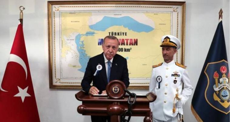 Ο Ερντογάν μπροστά σε χάρτη που δείχνει τουρκικό το μισό Αιγαίο
