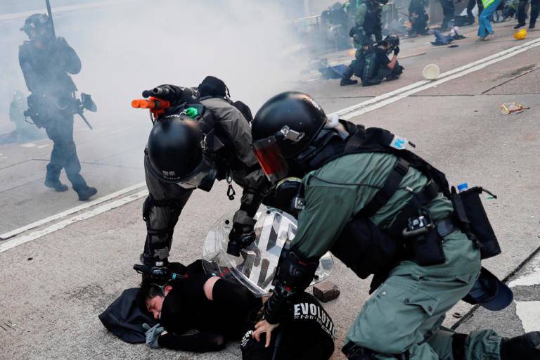 Ξέφυγε πάλι η κατάσταση στο Χονγκ Κονγκ – Ξύλο, δακρυγόνα και δεκάδες συλλήψεις