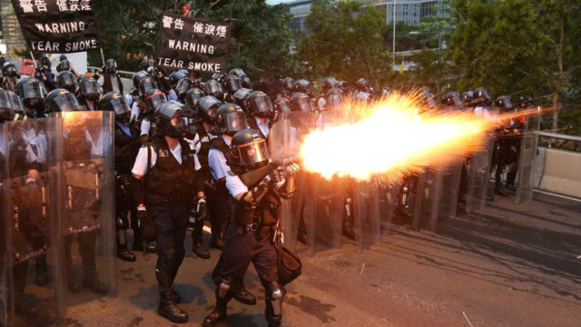 Πλαστικές σφαίρες κατά διαδηλωτών στο Χονγκ Κονγκ