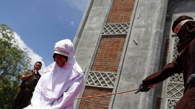 Ινδονησία: Δημόσιο μαστίγωμα λόγω ισλαμικού νόμου…