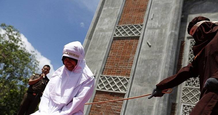 Ινδονησία: Δημόσιο μαστίγωμα λόγω ισλαμικού νόμου…