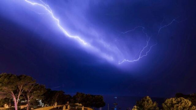 Δώδεκα χιλιάδες κεραυνοί από την καταιγίδα που σαρώνει το Ιόνιο