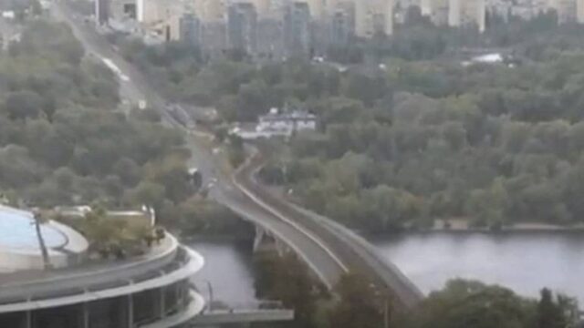 Συναγερμός σήμανε στο Κίεβο –  Άνδρας απειλεί να ανατινάξει γέφυρα