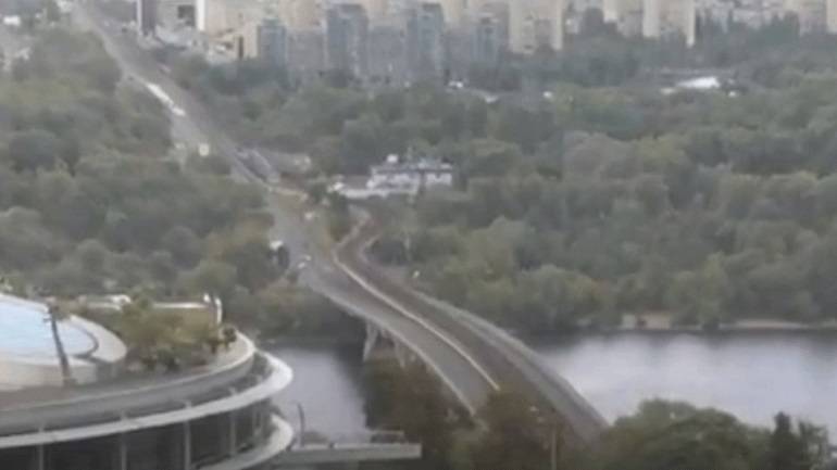 Συναγερμός σήμανε στο Κίεβο –  Άνδρας απειλεί να ανατινάξει γέφυρα