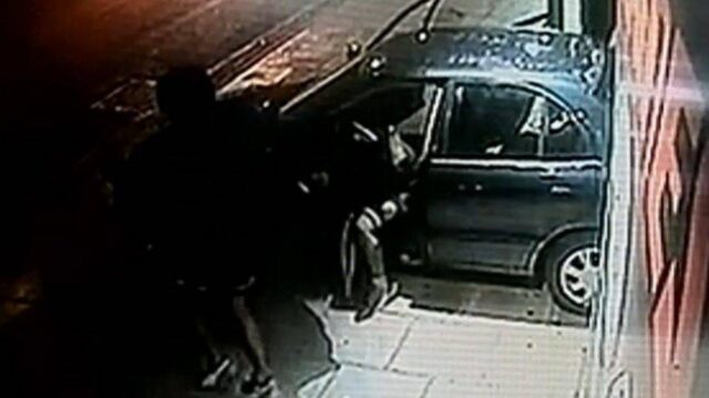 Νέα “χτυπήματα” με εισβολή αγνώστων σε καταστήματα με αυτοκίνητο