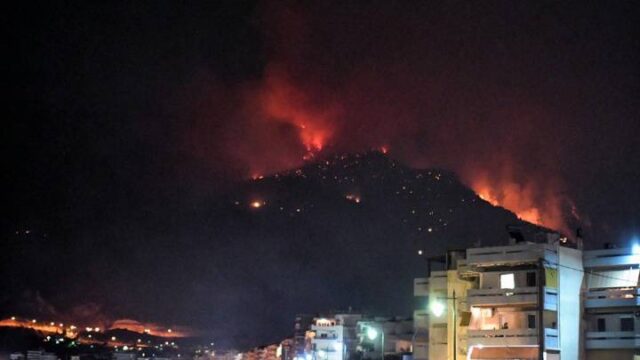 Μάχη με τις πολλές εστίες και τις αναζωπυρώσεις στο Λουτράκι