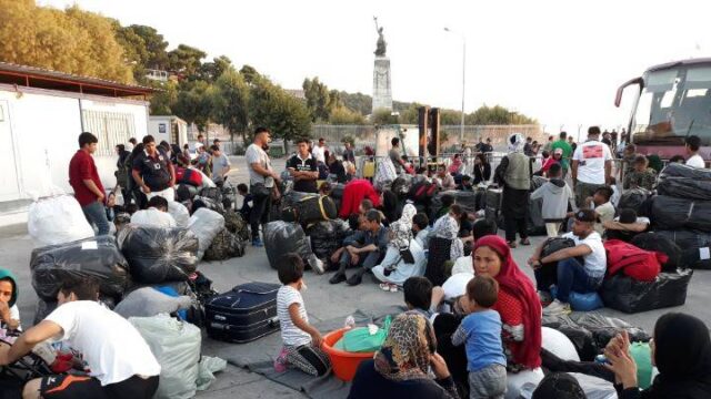 Λέσβος: Επιχείρηση μετακίνησης 1500 προσφύγων-μεταναστών (upd.)