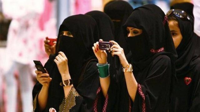 Θέλει τουρίστες, αλλά επιβάλλει κανόνες και πρόστιμα η Σαουδική Αραβία