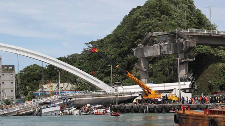 Ταϊβάν: Γέφυρα κατέρρευσε πάνω σε αλιευτικά… Παγιδευμένοι;