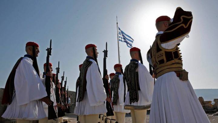 Αθήνα: 75 χρόνια από την Απελευθέρωση… Έπαρση σημαίας