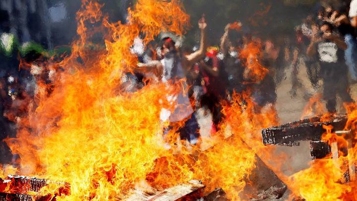 Χαμός στη Χιλή… 12 νεκροί στις εκτεταμένες ταραχές