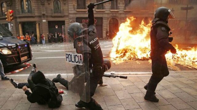 Η Μαδρίτη καλεί την πολιτοφυλακή στα περίχωρα της Βαρκελώνης