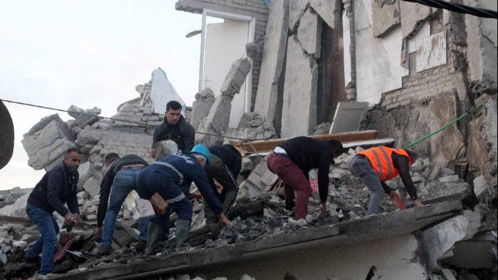 Αλβανία: Συνεχίζονται οι προσπάθειες διάσωσης, ίσως και 40 οι νεκροί