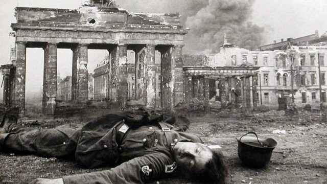 Χίτλερ-Γκέμπελς: “Συμφωνία τρελών” στο φλεγόμενο Βερολίνο