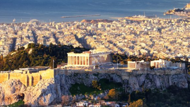 Οπαδοί του Ολυμπιακού έκαναν "ντου" με πανό στην Ακρόπολη