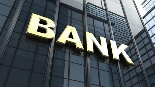 “Έφοδος” ελεγκτών της Επιτροπής Ανταγωνισμού σε τράπεζες