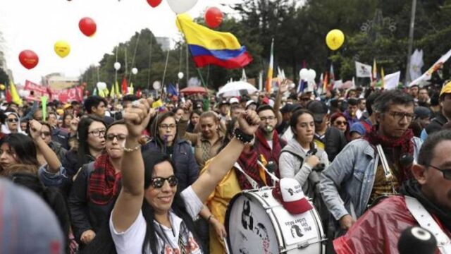 Άρχισαν τα όργανα και στην Κολομβία – Διαδηλωτές έξω από το σπίτι του Ντούκε