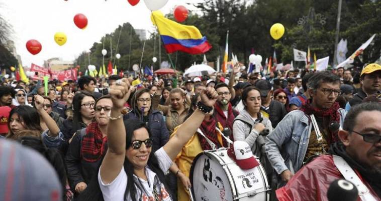 Άρχισαν τα όργανα και στην Κολομβία – Διαδηλωτές έξω από το σπίτι του Ντούκε