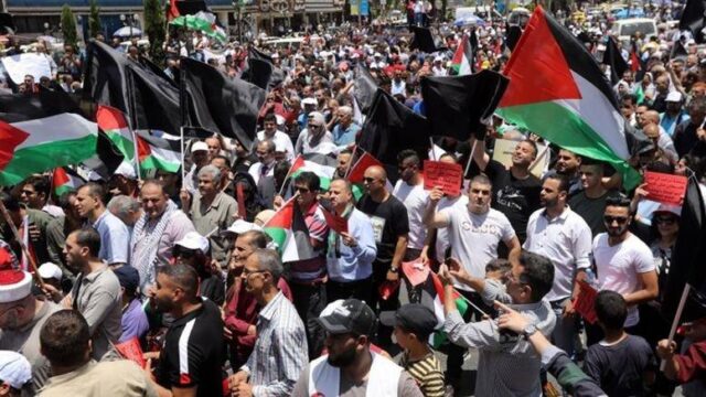 Ημέρα οργής στη Δυτική Όχθη – Μαζικές διαδηλώσεις για τους εβραϊκούς οικισμούς