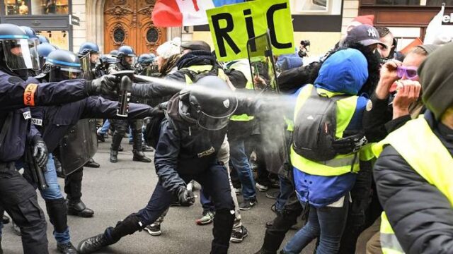 Δακρυγόνα και ξύλο στο Παρίσι για τις συντάξεις  