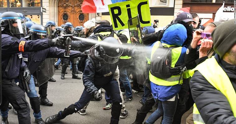 Για βιαιοπραγία σε διαδήλωση των “κίτρινων γιλέκων”, δικάζεται αστυνομικός στη Γαλλία