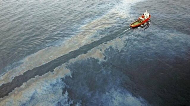 Δεξαμενόπλοιο υπό ελληνική σημαία «ο κύριος ύποπτος» για την πετρελαιοκηλίδα στη Βραζιλία