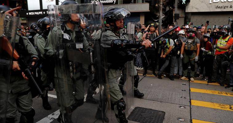 Με πραγματικές σφαίρες απειλεί η αστυνομία στο Χονγκ Κονγκ