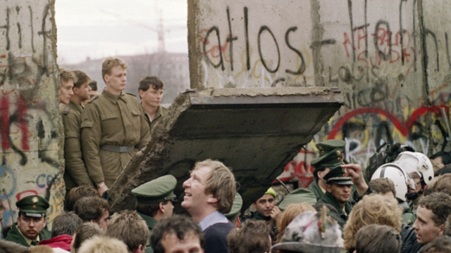 Η πτώση του Τείχους - Από τον κομμουνιστικό στον βελούδινο νεοφιλελεύθερο ολοκληρωτισμό, Κώστας Κουτσουρέλης