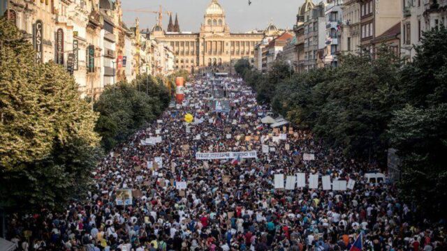 Μεγάλη διαδήλωση στην Πράγα κατά του πρωθυπουργού και του προέδρου