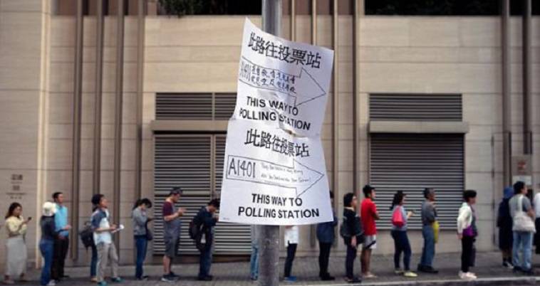 Με φόντο τις διαδηλώσεις και τον εμπορικό πόλεμο οι εκλογές στο Χόνγκ Κόνγκ, Βαγγέλης Σαρακινός
