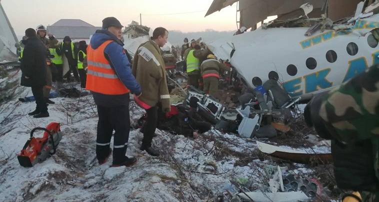 Καζακστάν: Αεροσκάφος με 100 επιβαίνοντες συνετρίβη σε κτήριο (upd./vid.)