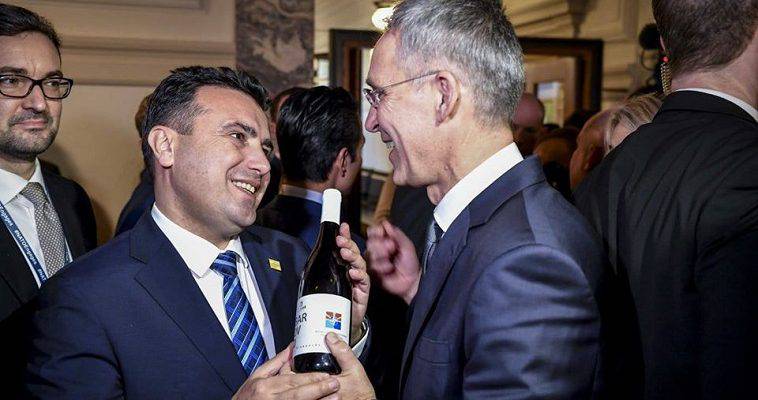 “Μακεδονικό” κρασί το δώρο του Ζάεφ στον γραμματέα του ΝΑΤΟ