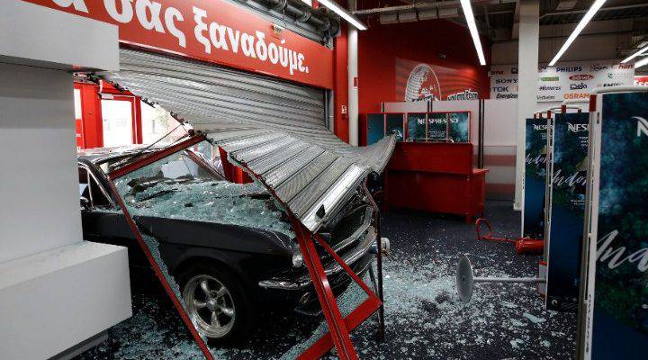 Πάλι εισβολή με αυτοκίνητο σε κατάστημα, τώρα στο Μαρκόπουλο