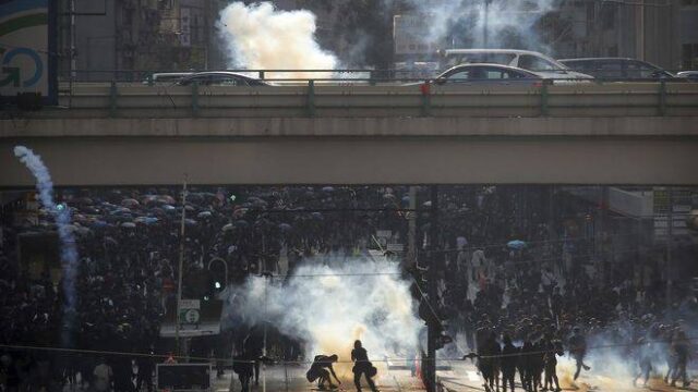 Ξύλο και δακρυγόνα στο Χονγκ Κονγκ