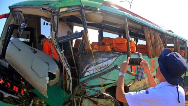 Ινδονησία: 35 νεκροί από την πτώση λεωφορείου σε χαράδρα